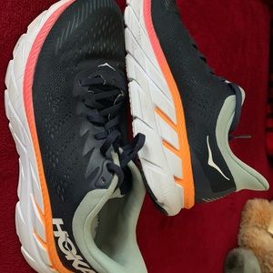HOKA one one Clifton 7 US size 8. Eur. 40